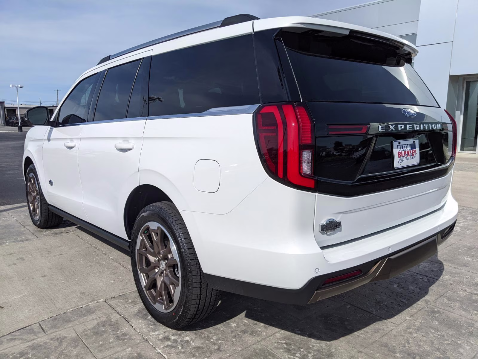 2026 Star White Metallic Tri-Coat Ford Expedition King Ranch 4X4 SUV