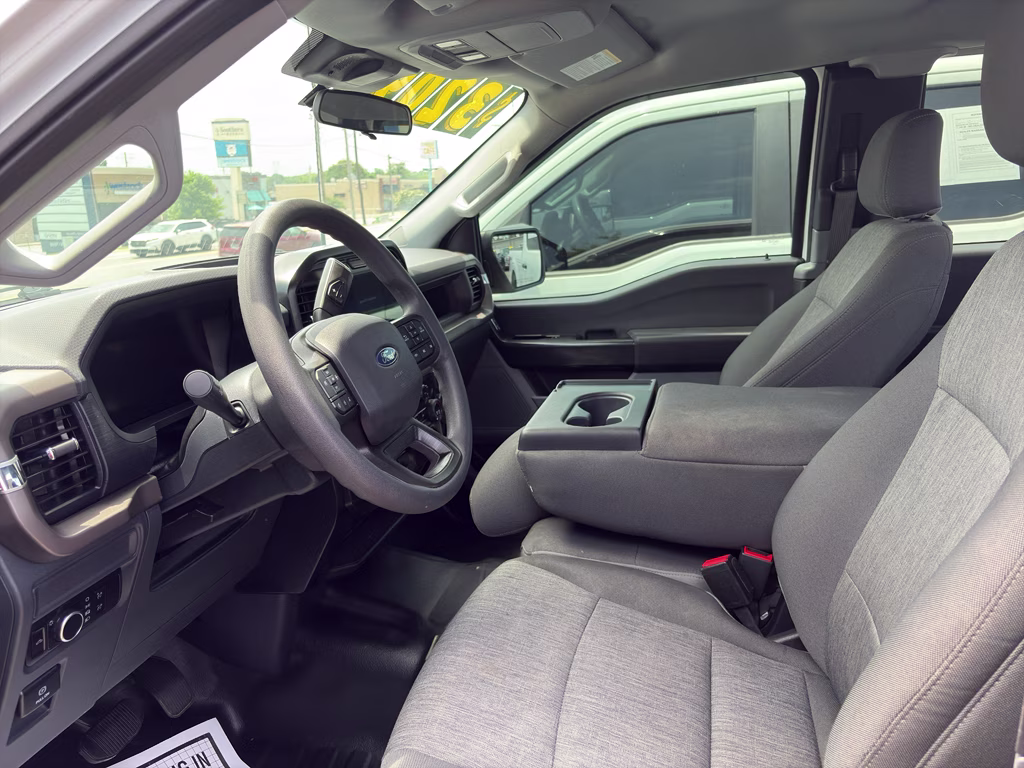 2024 Oxford White Ford F-150 XL 4X4 Truck