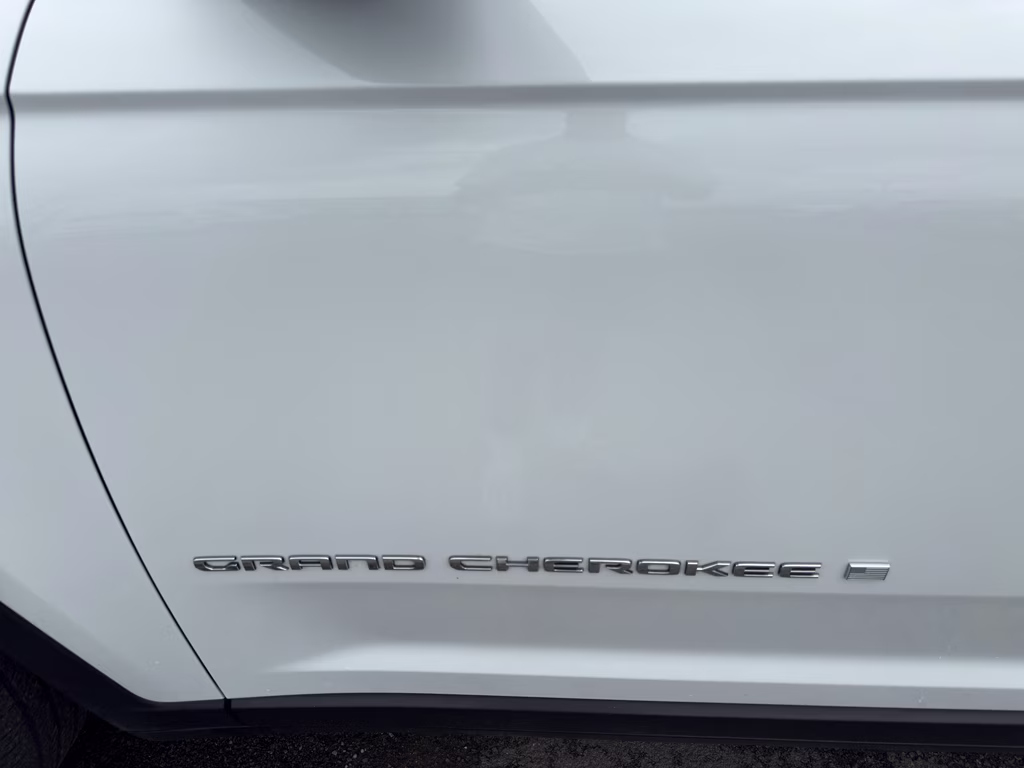 2021 Bright White Clearcoat Jeep Grand Cherokee L Limited 4X4 SUV