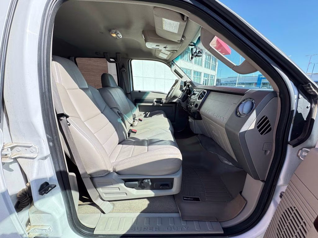2008 White Ford Super Duty F-450 DRW XL 4X4 Truck