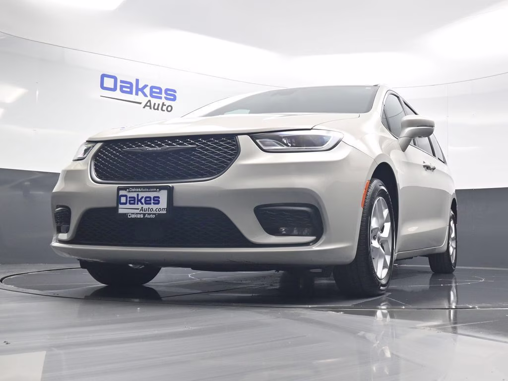 2021 Luxury White Pearlcoat Chrysler Pacifica Limited AWD Van