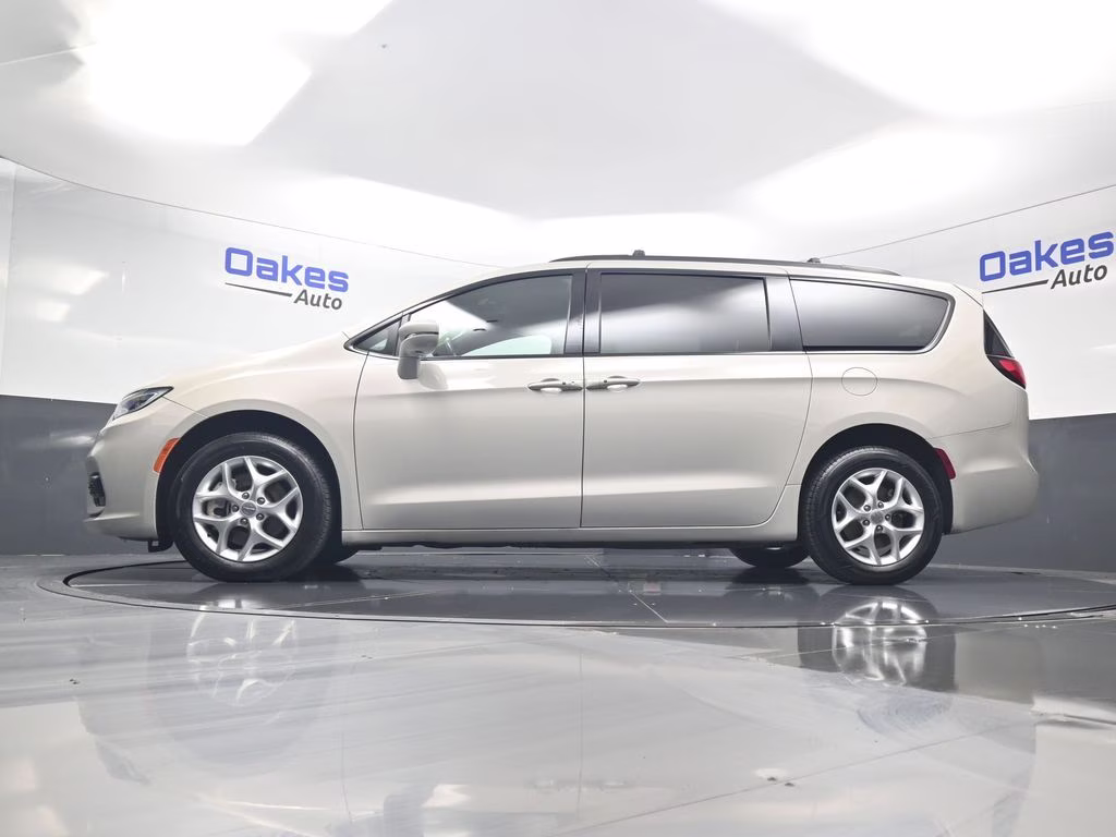 2021 Luxury White Pearlcoat Chrysler Pacifica Limited AWD Van