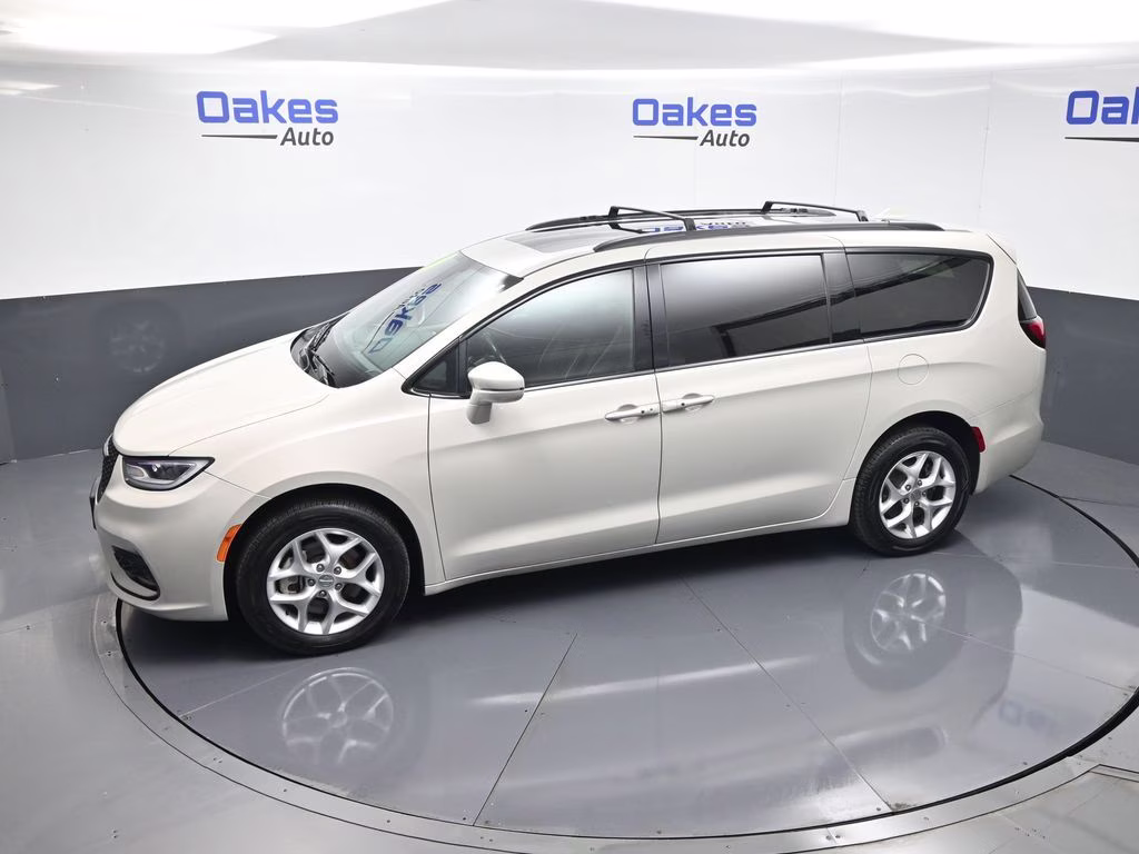 2021 Luxury White Pearlcoat Chrysler Pacifica Limited AWD Van