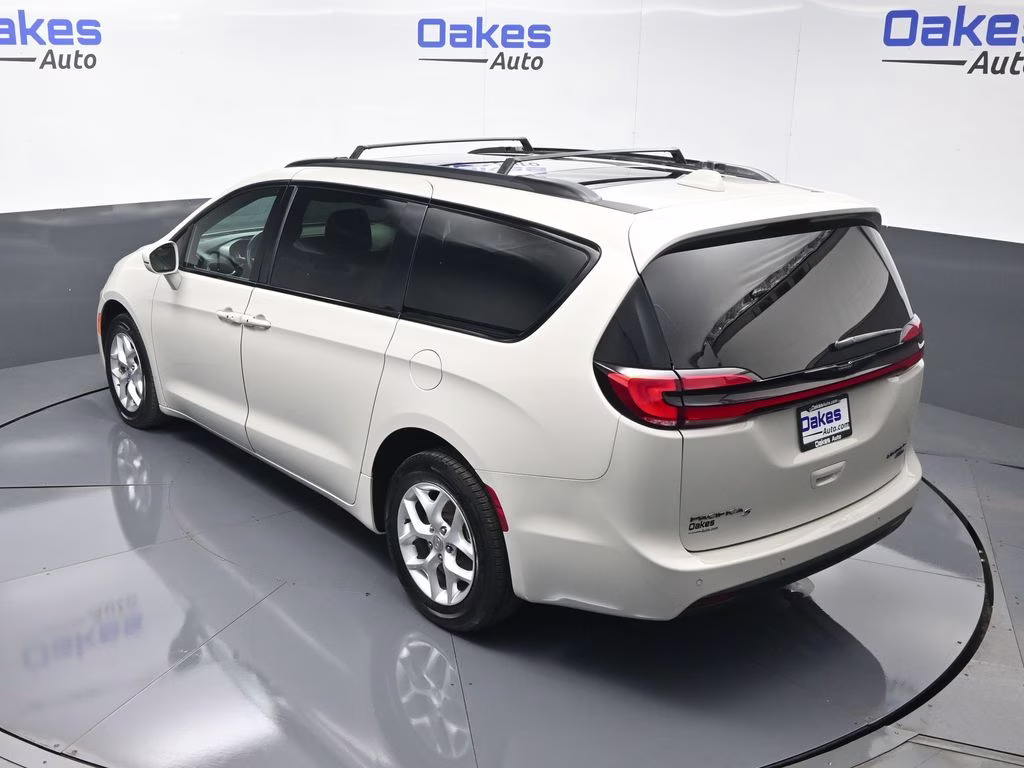 2021 Luxury White Pearlcoat Chrysler Pacifica Limited AWD Van