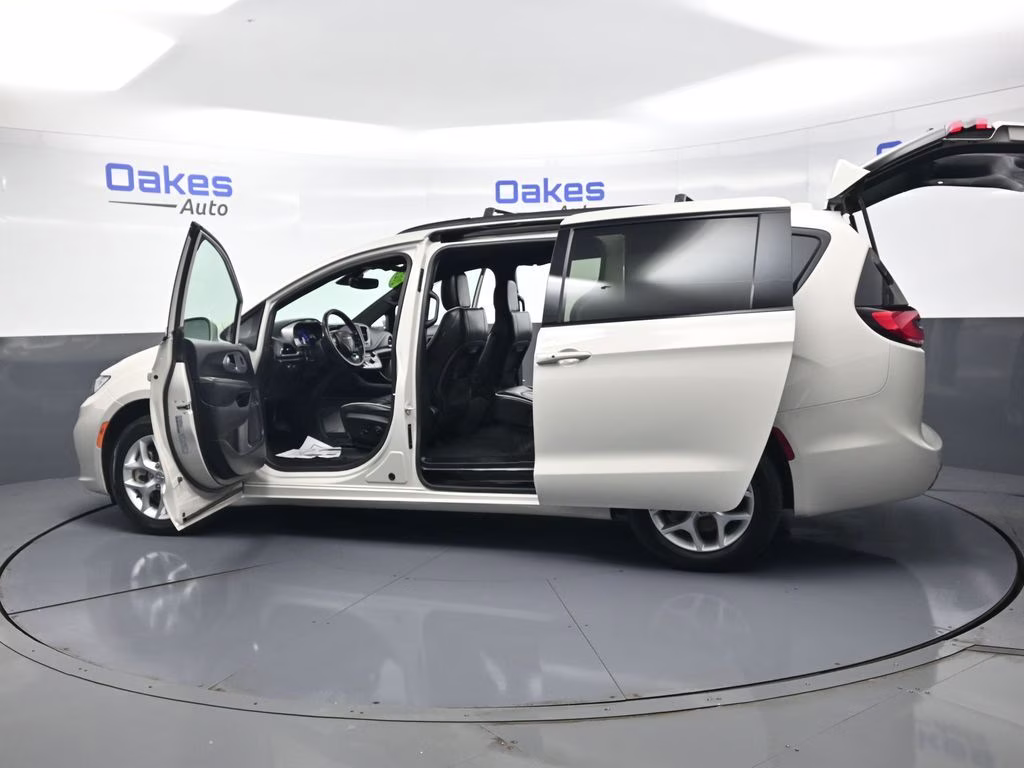 2021 Luxury White Pearlcoat Chrysler Pacifica Limited AWD Van
