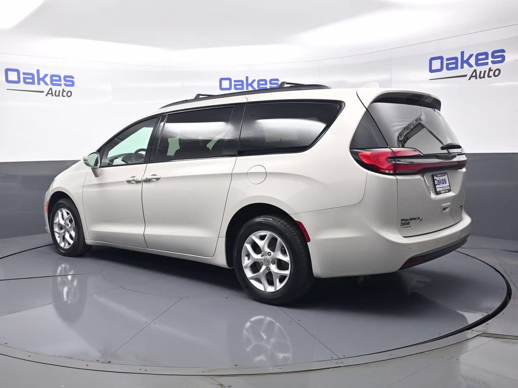 2021 Luxury White Pearlcoat Chrysler Pacifica Limited AWD Van