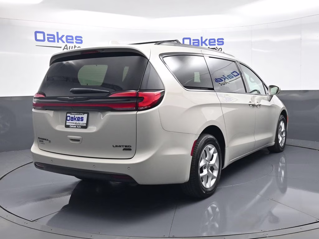 2021 Luxury White Pearlcoat Chrysler Pacifica Limited AWD Van