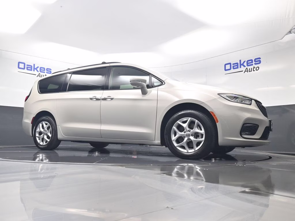 2021 Luxury White Pearlcoat Chrysler Pacifica Limited AWD Van