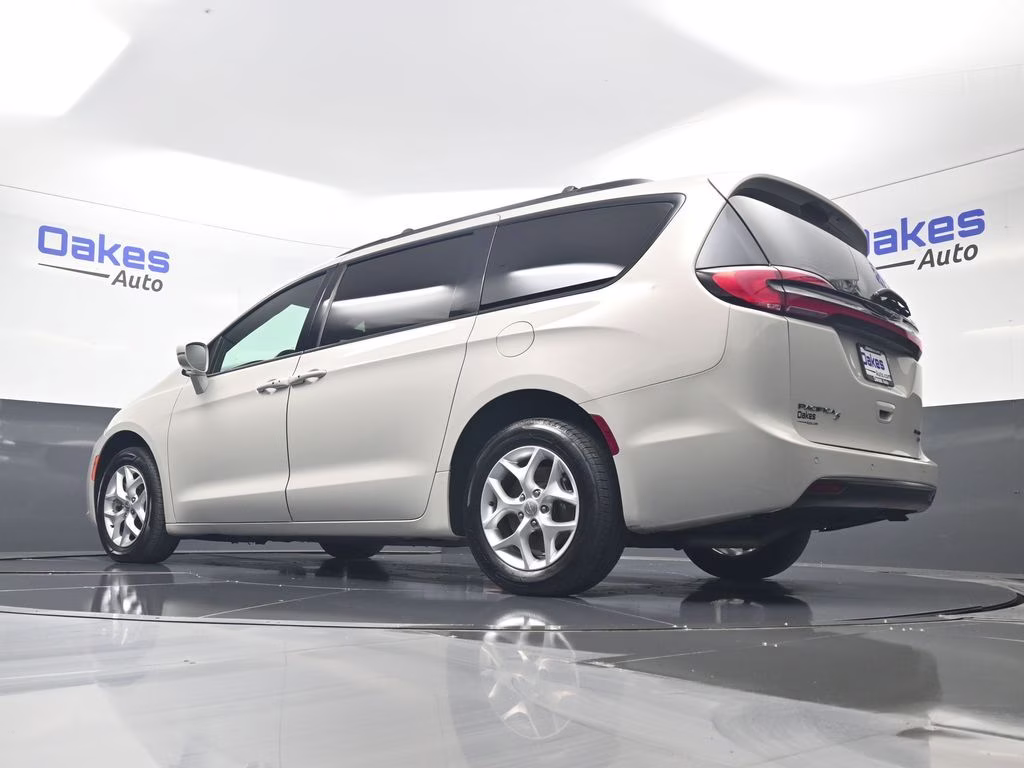 2021 Luxury White Pearlcoat Chrysler Pacifica Limited AWD Van
