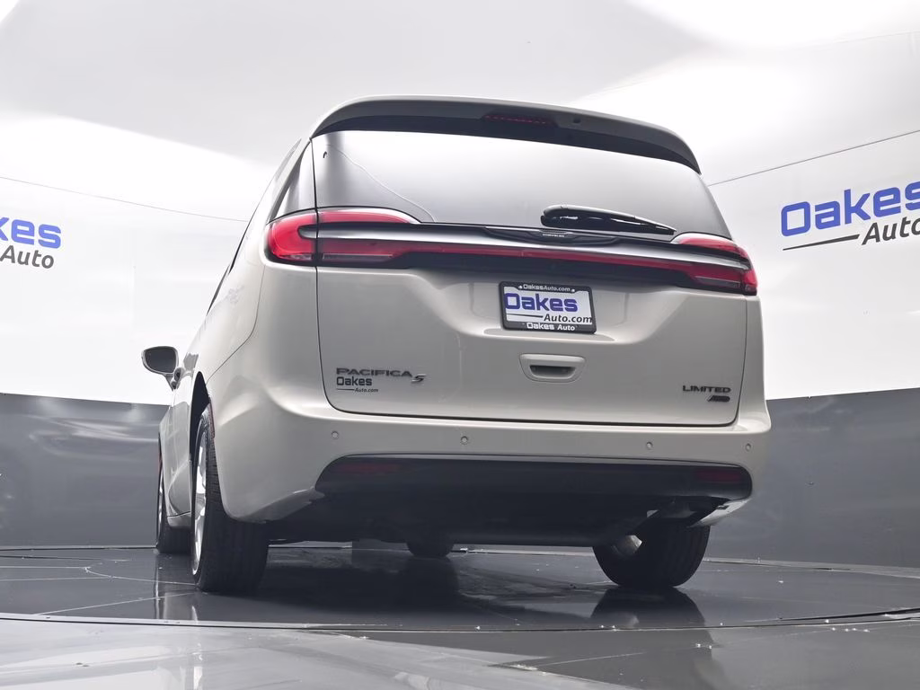 2021 Luxury White Pearlcoat Chrysler Pacifica Limited AWD Van