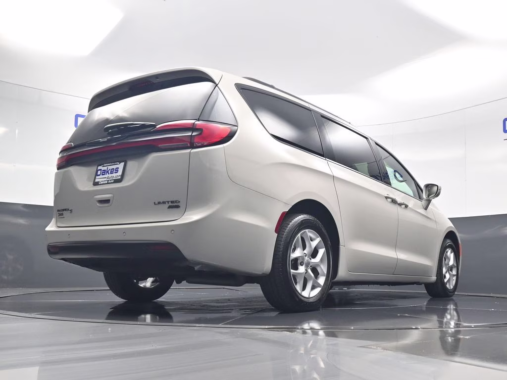 2021 Luxury White Pearlcoat Chrysler Pacifica Limited AWD Van