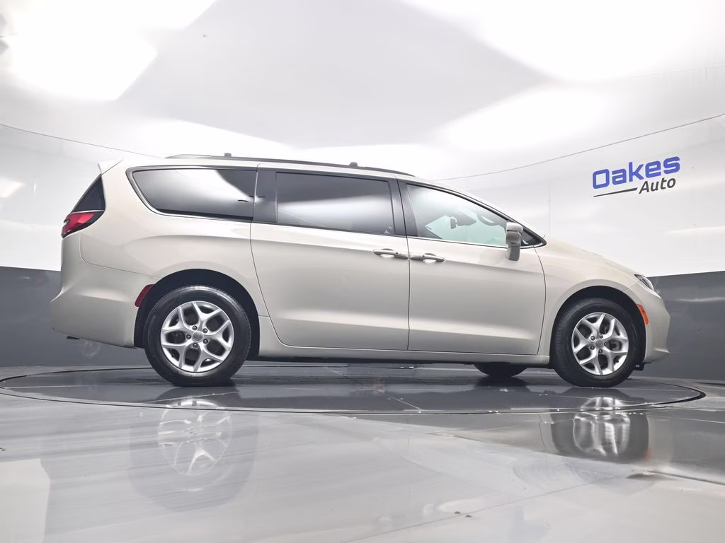 2021 Luxury White Pearlcoat Chrysler Pacifica Limited AWD Van