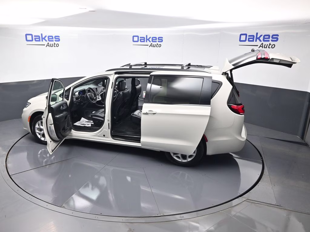 2021 Luxury White Pearlcoat Chrysler Pacifica Limited AWD Van