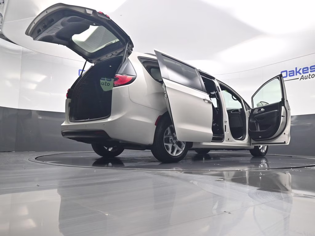 2021 Luxury White Pearlcoat Chrysler Pacifica Limited AWD Van