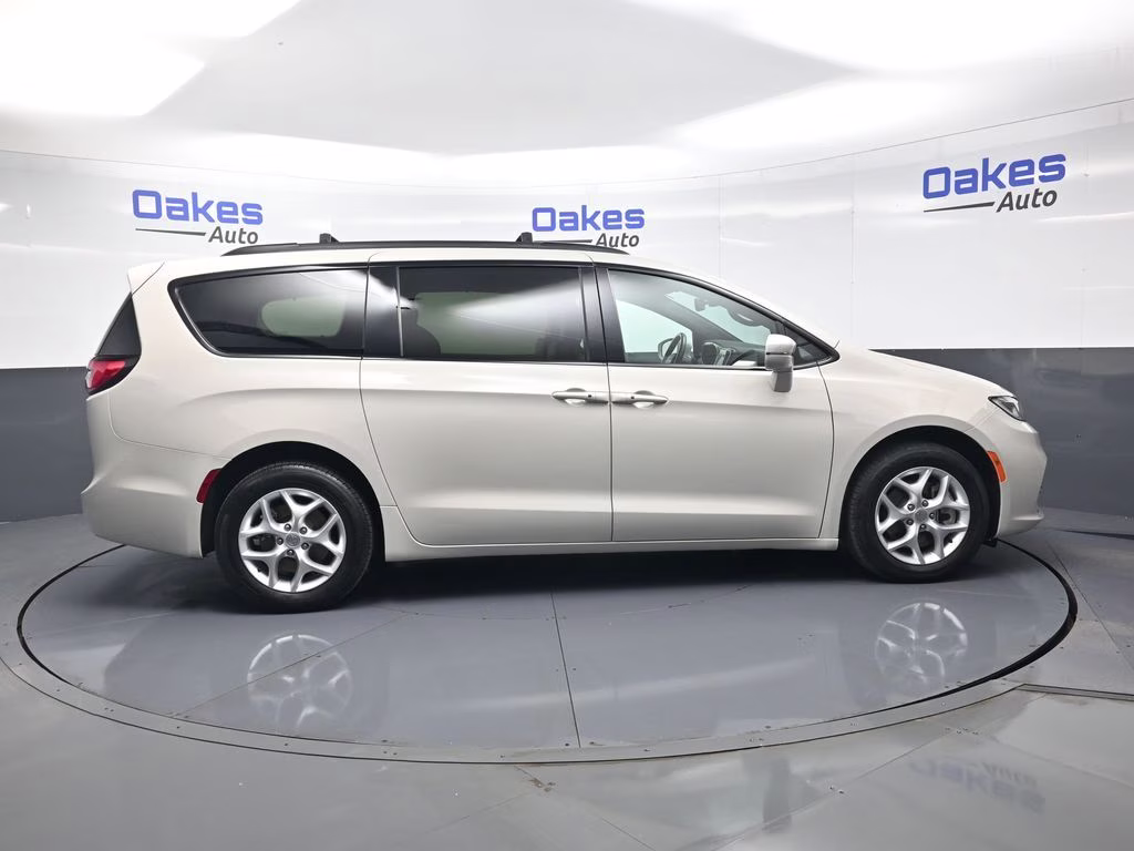 2021 Luxury White Pearlcoat Chrysler Pacifica Limited AWD Van