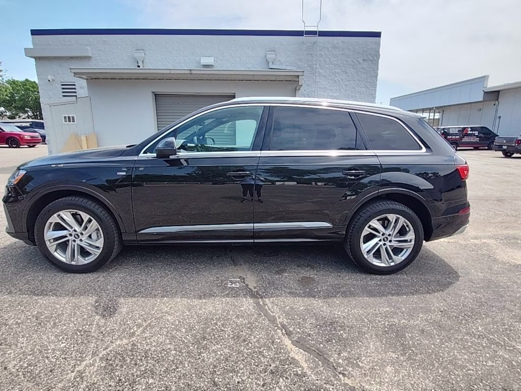 2022 Mythos Black Metallic Audi Q7 55 Premium AWD SUV