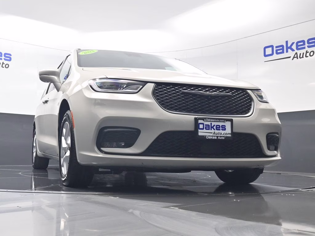 2021 Luxury White Pearlcoat Chrysler Pacifica Limited AWD Van