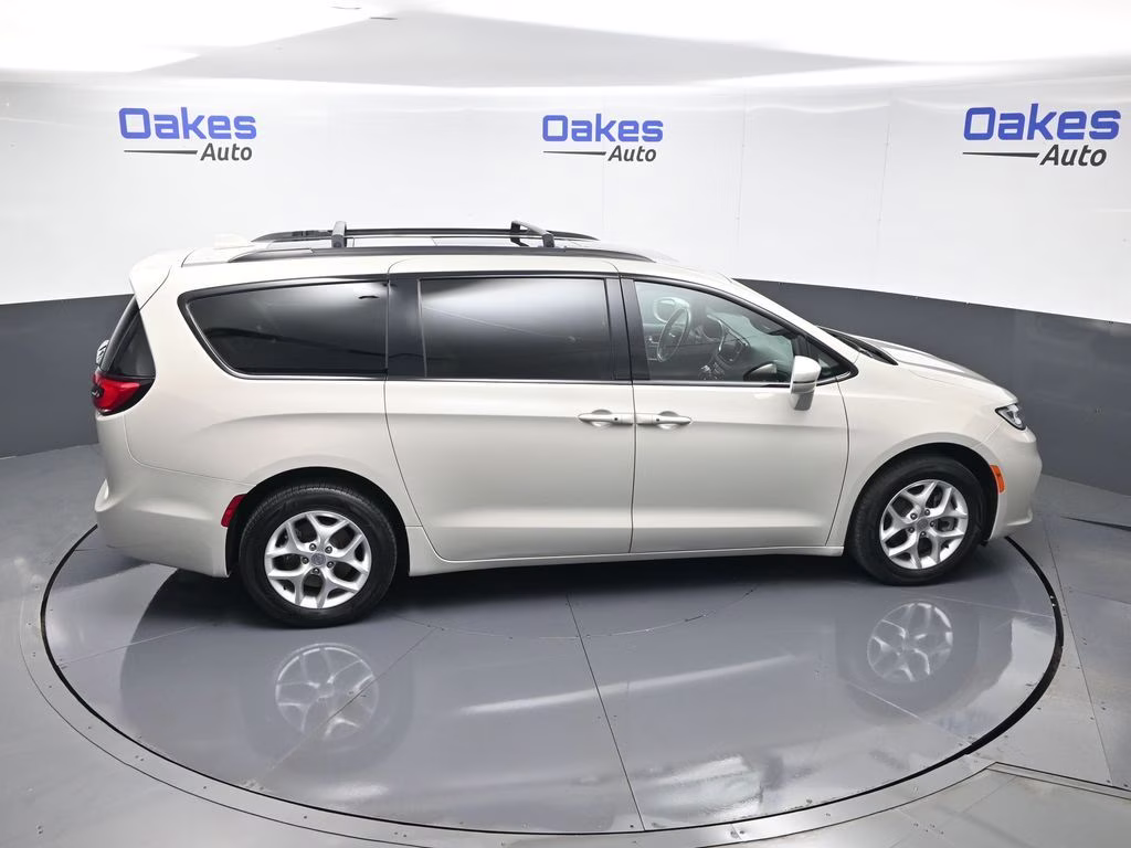 2021 Luxury White Pearlcoat Chrysler Pacifica Limited AWD Van