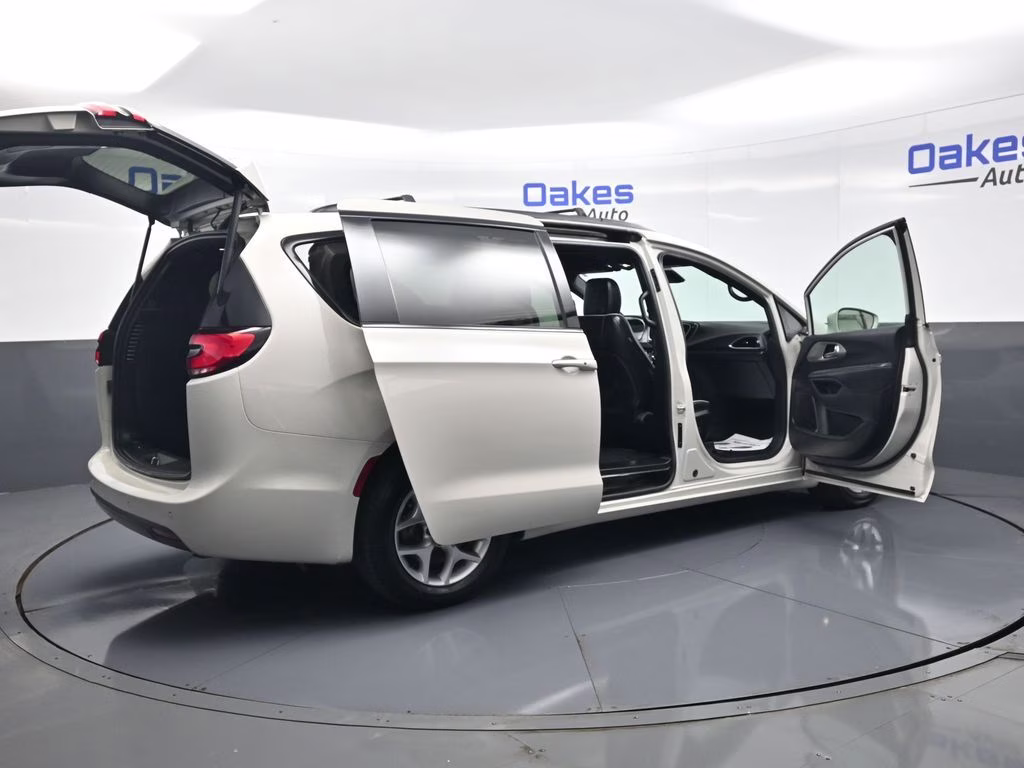 2021 Luxury White Pearlcoat Chrysler Pacifica Limited AWD Van
