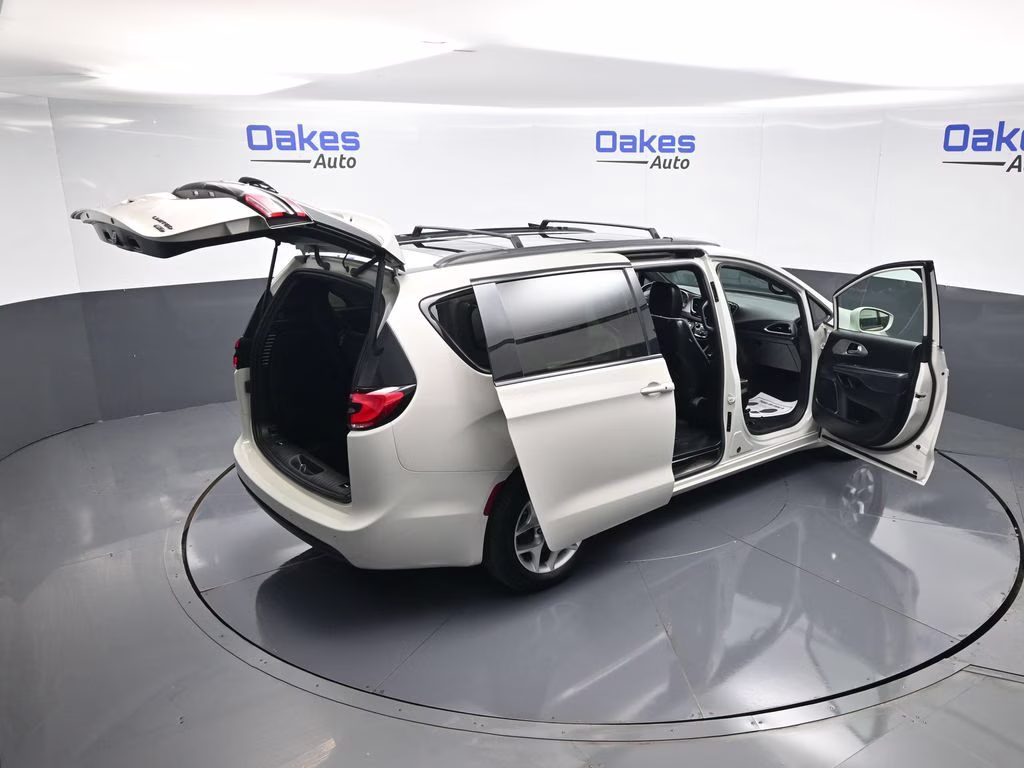 2021 Luxury White Pearlcoat Chrysler Pacifica Limited AWD Van