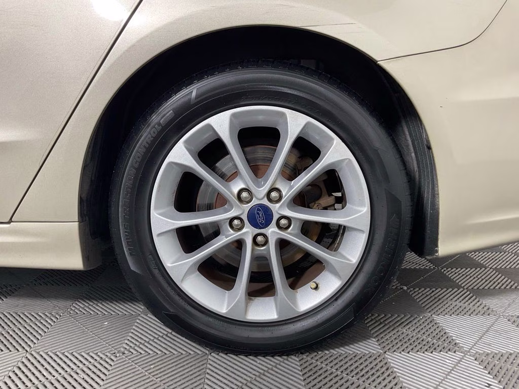 2019 White Gold Metallic Ford Fusion SE FWD Sedan