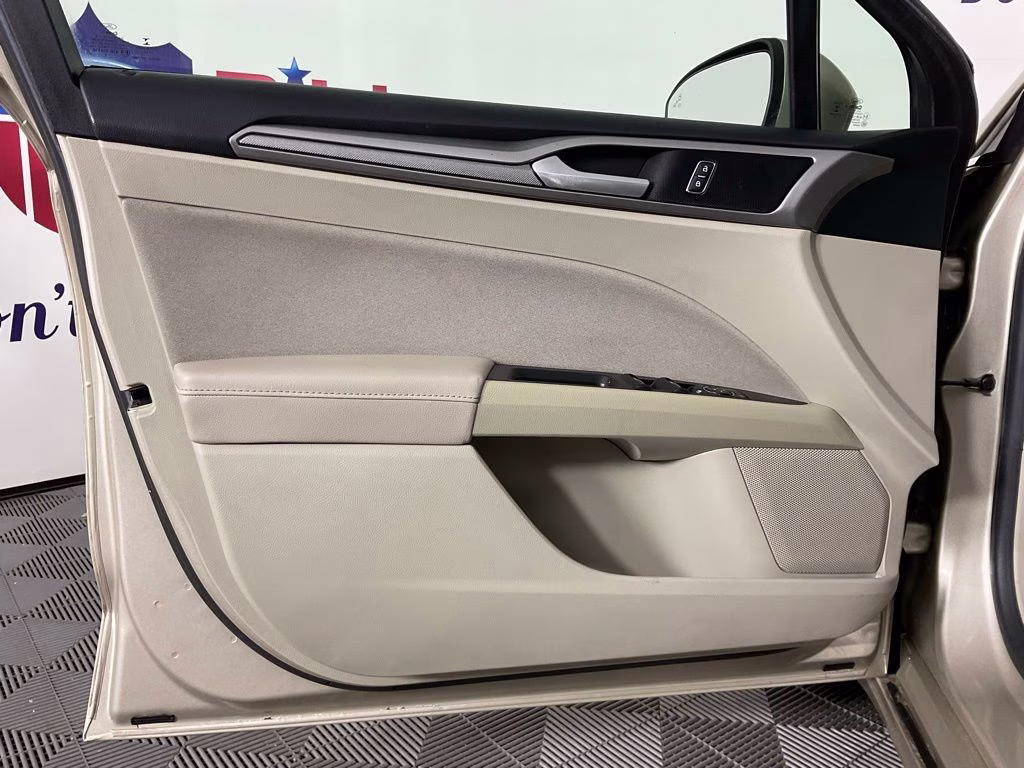 2019 White Gold Metallic Ford Fusion SE FWD Sedan