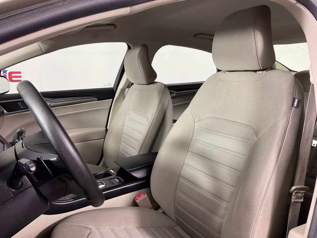 2019 White Gold Metallic Ford Fusion SE FWD Sedan