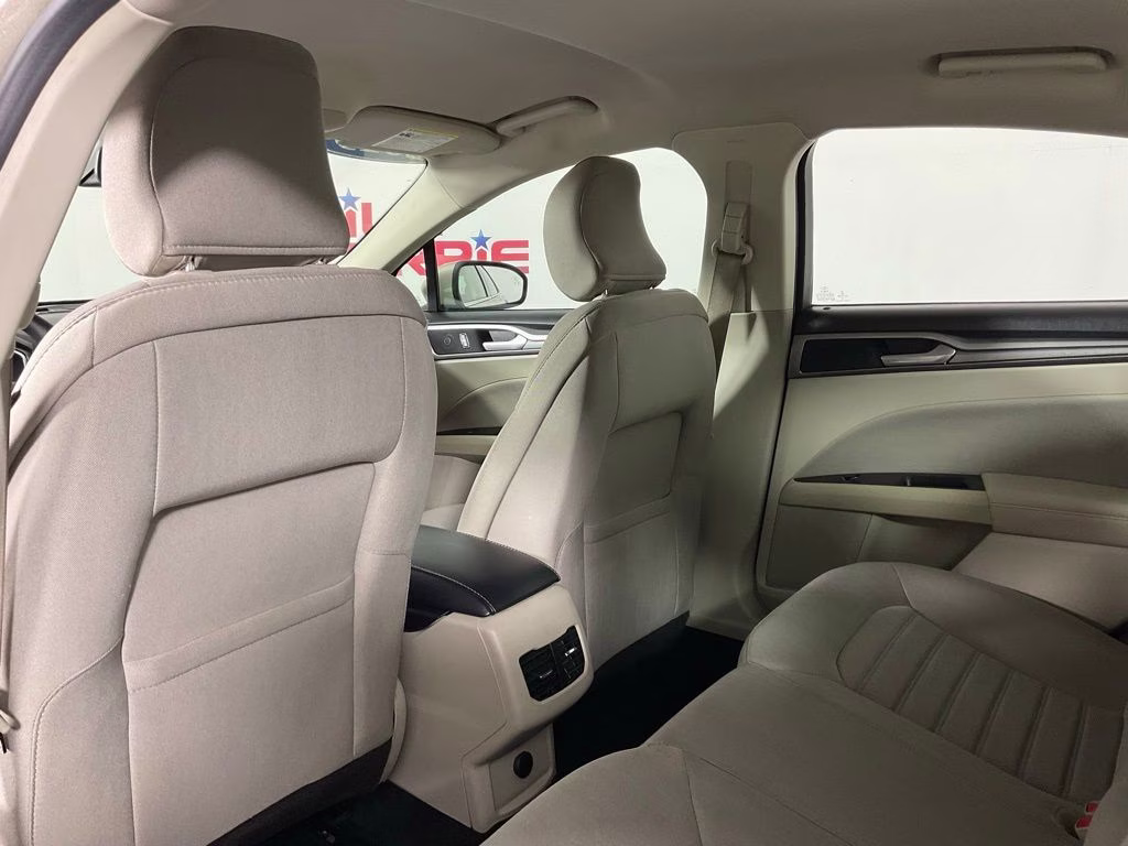 2019 White Gold Metallic Ford Fusion SE FWD Sedan