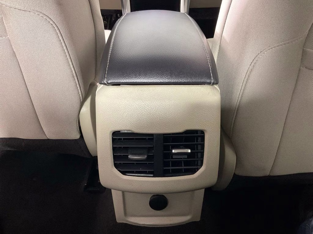 2019 White Gold Metallic Ford Fusion SE FWD Sedan