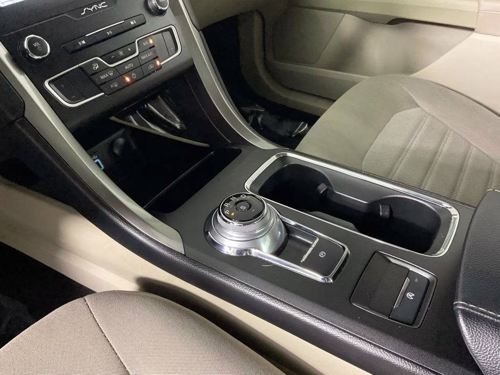 2019 White Gold Metallic Ford Fusion SE FWD Sedan