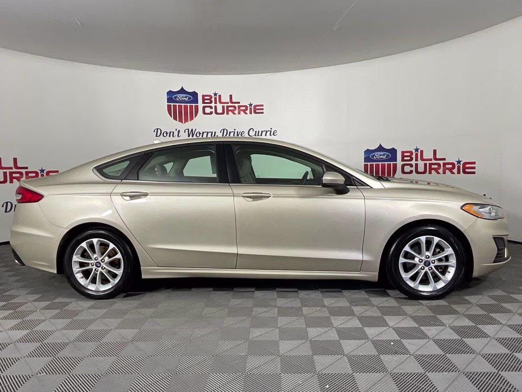 2019 White Gold Metallic Ford Fusion SE FWD Sedan