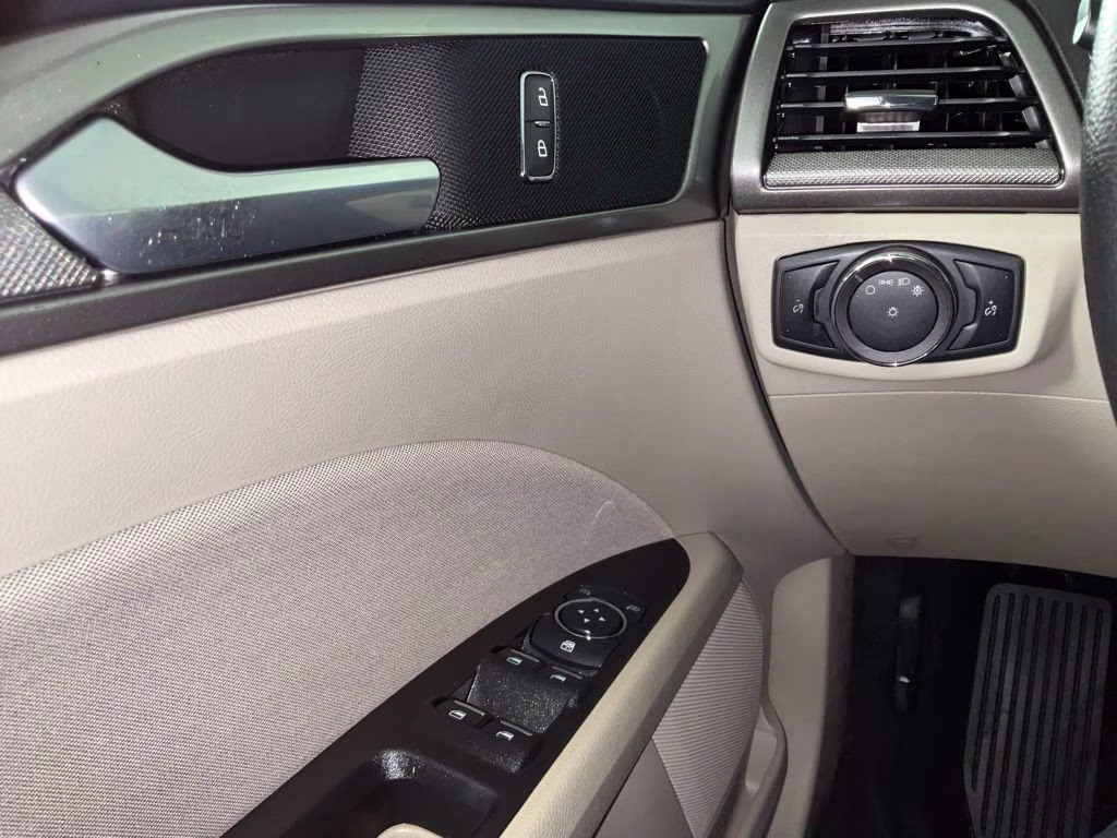 2019 White Gold Metallic Ford Fusion SE FWD Sedan