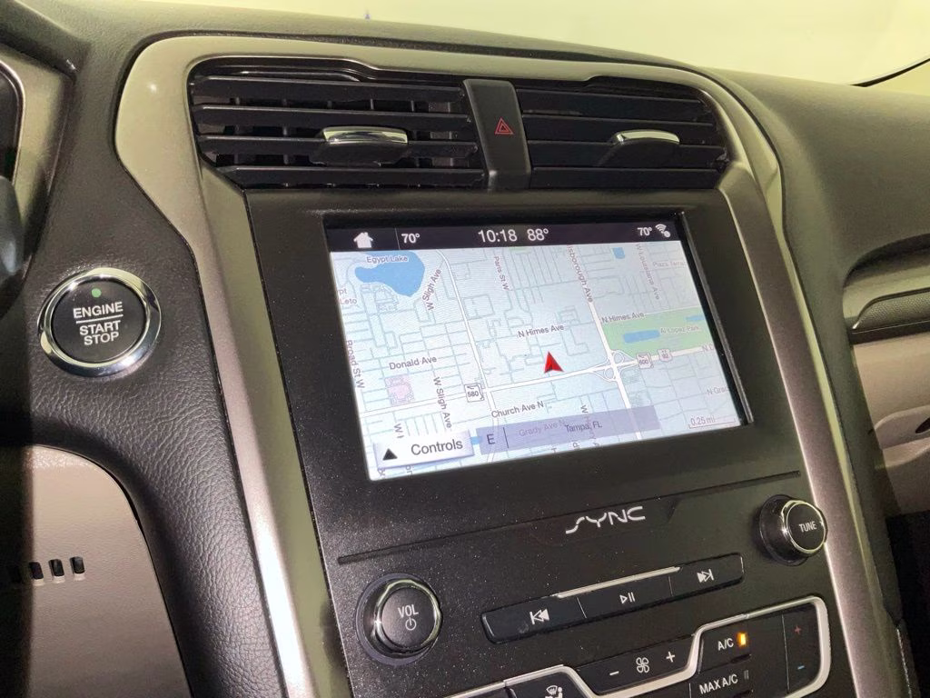 2019 White Gold Metallic Ford Fusion SE FWD Sedan
