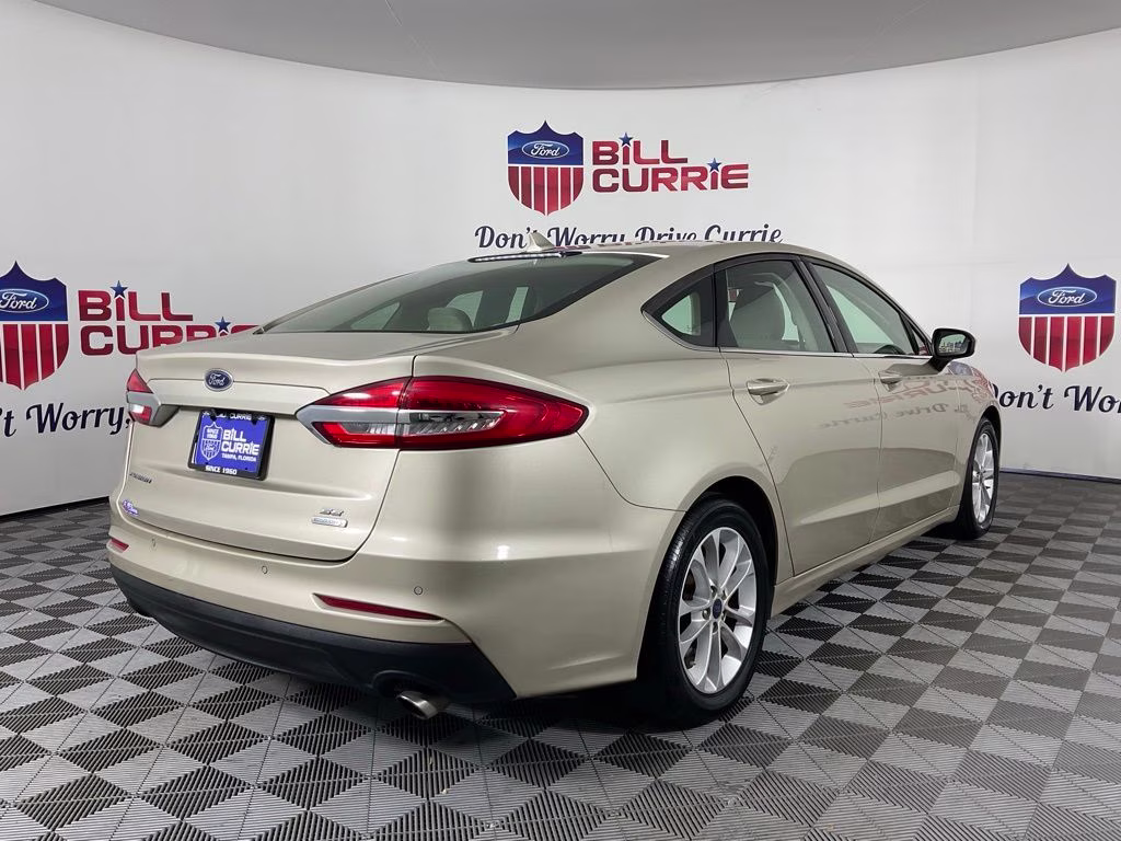 2019 White Gold Metallic Ford Fusion SE FWD Sedan