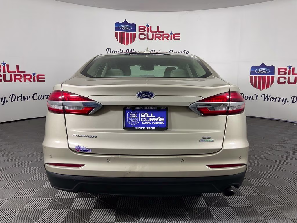 2019 White Gold Metallic Ford Fusion SE FWD Sedan