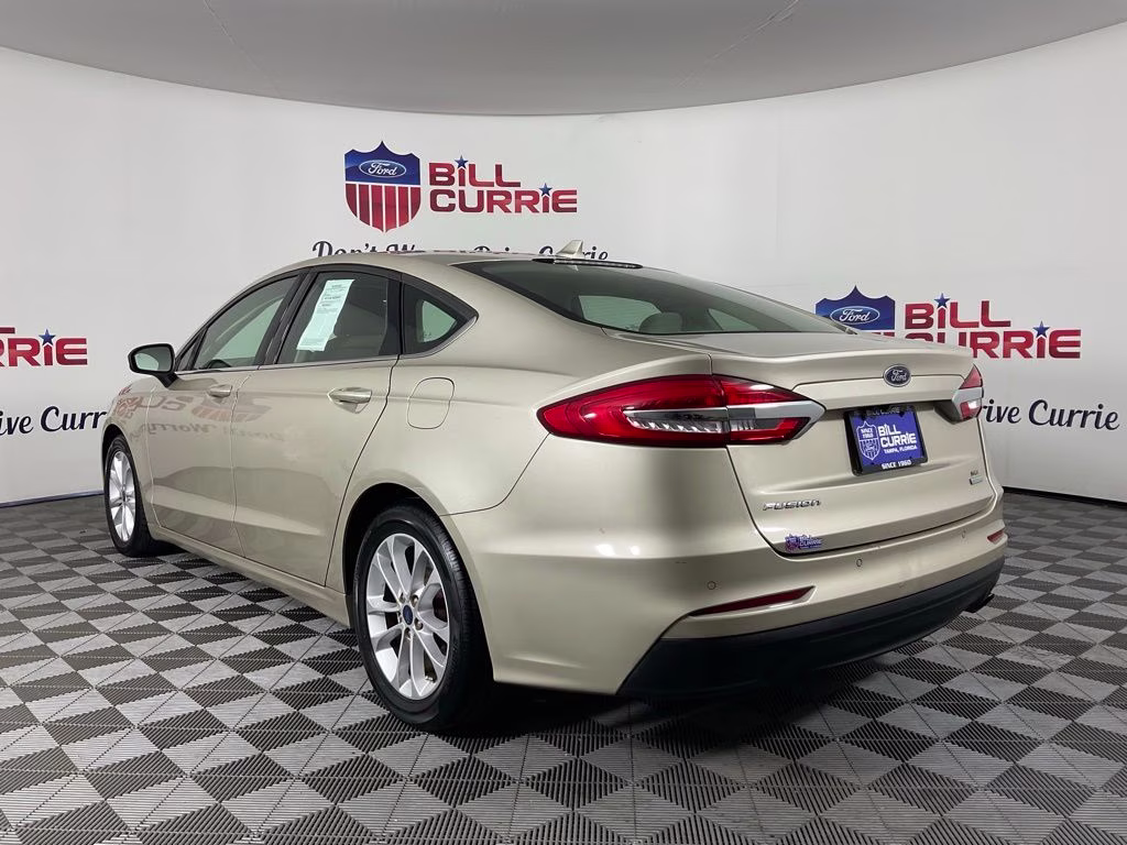 2019 White Gold Metallic Ford Fusion SE FWD Sedan