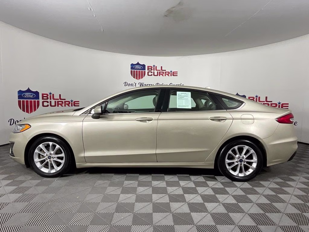 2019 White Gold Metallic Ford Fusion SE FWD Sedan