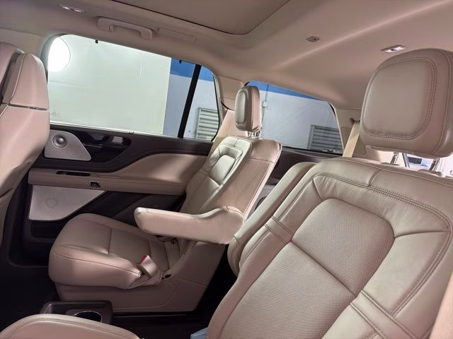 2022 White Metallic Lincoln Aviator Reserve AWD SUV
