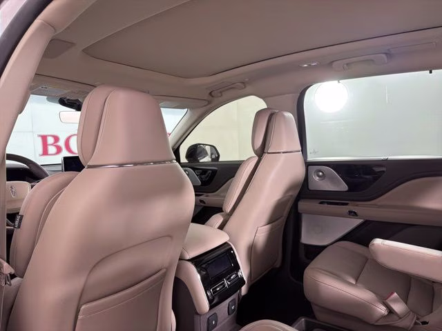 2022 White Metallic Lincoln Aviator Reserve AWD SUV