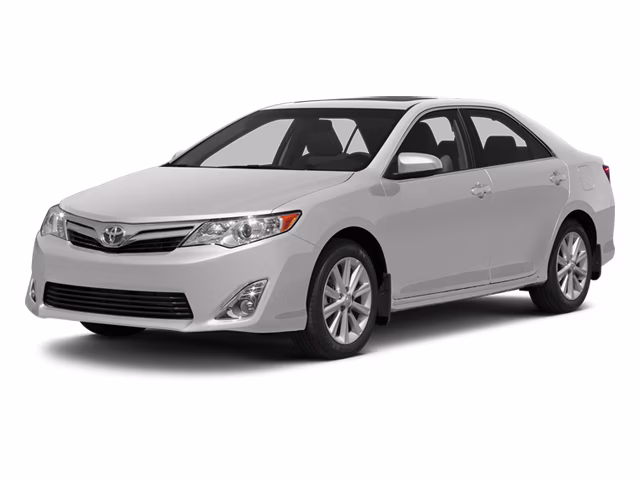 2013 White Toyota Camry XLE FWD Sedan