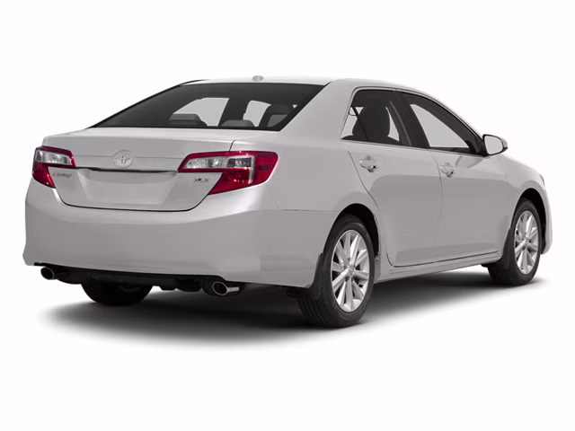 2013 White Toyota Camry XLE FWD Sedan