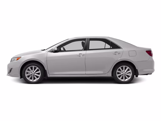 2013 White Toyota Camry XLE FWD Sedan