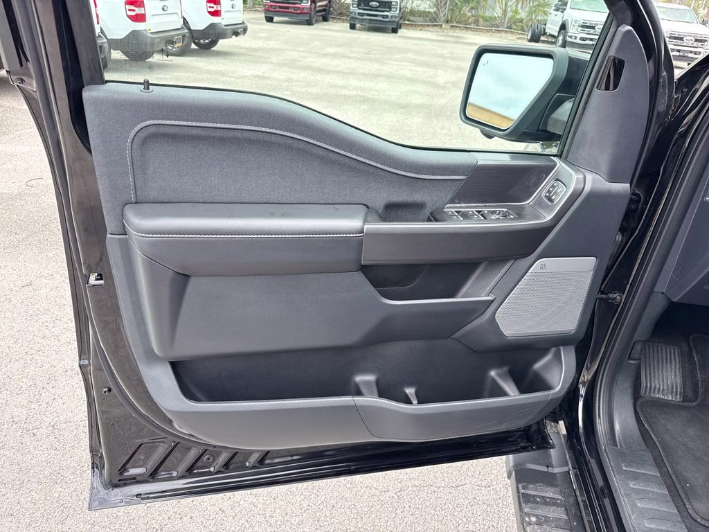2025 Agate Black Metallic Ford F-150 Lariat 4X4 Truck