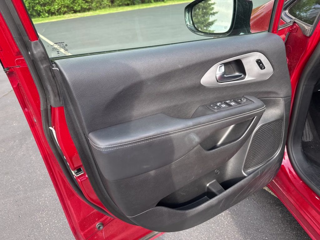 2025 Red Hot Pearlcoat Chrysler Pacifica Limited FWD Van