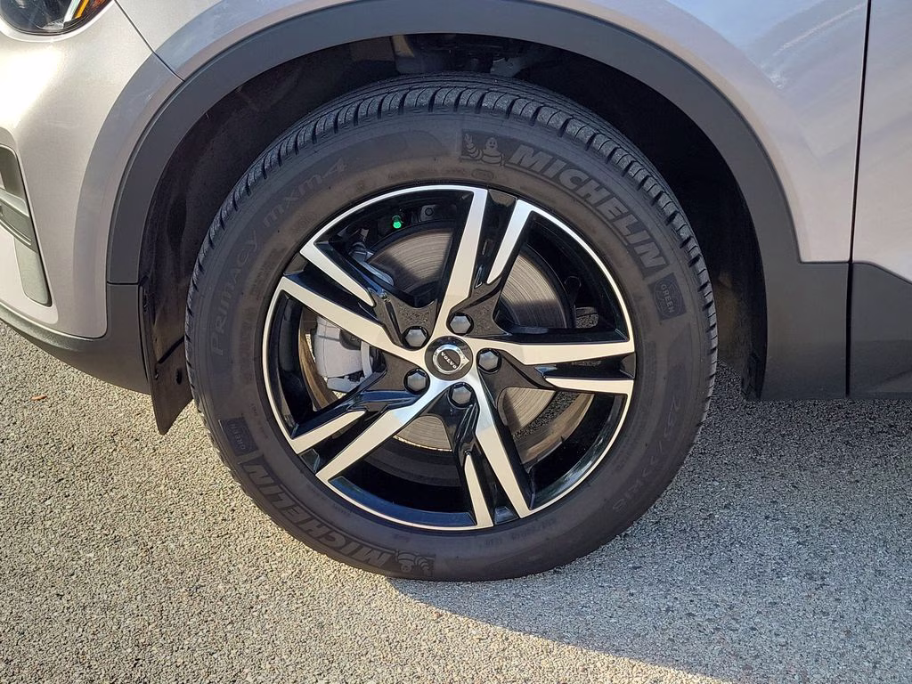 2026 Aurora Silver Volvo XC40 Core FWD SUV