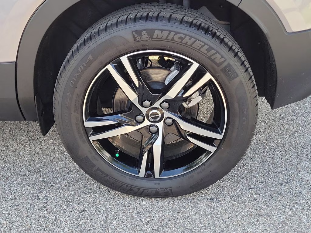 2026 Aurora Silver Volvo XC40 Core FWD SUV