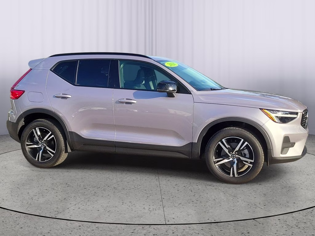 2026 Aurora Silver Volvo XC40 Core FWD SUV