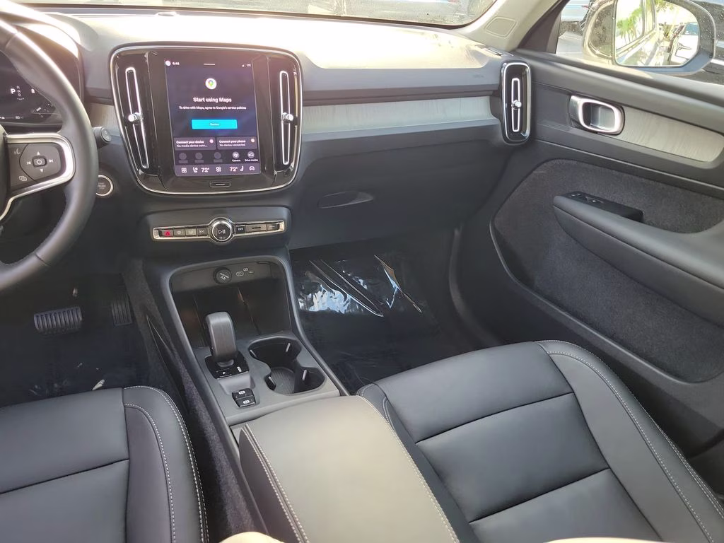 2026 Aurora Silver Volvo XC40 Core FWD SUV