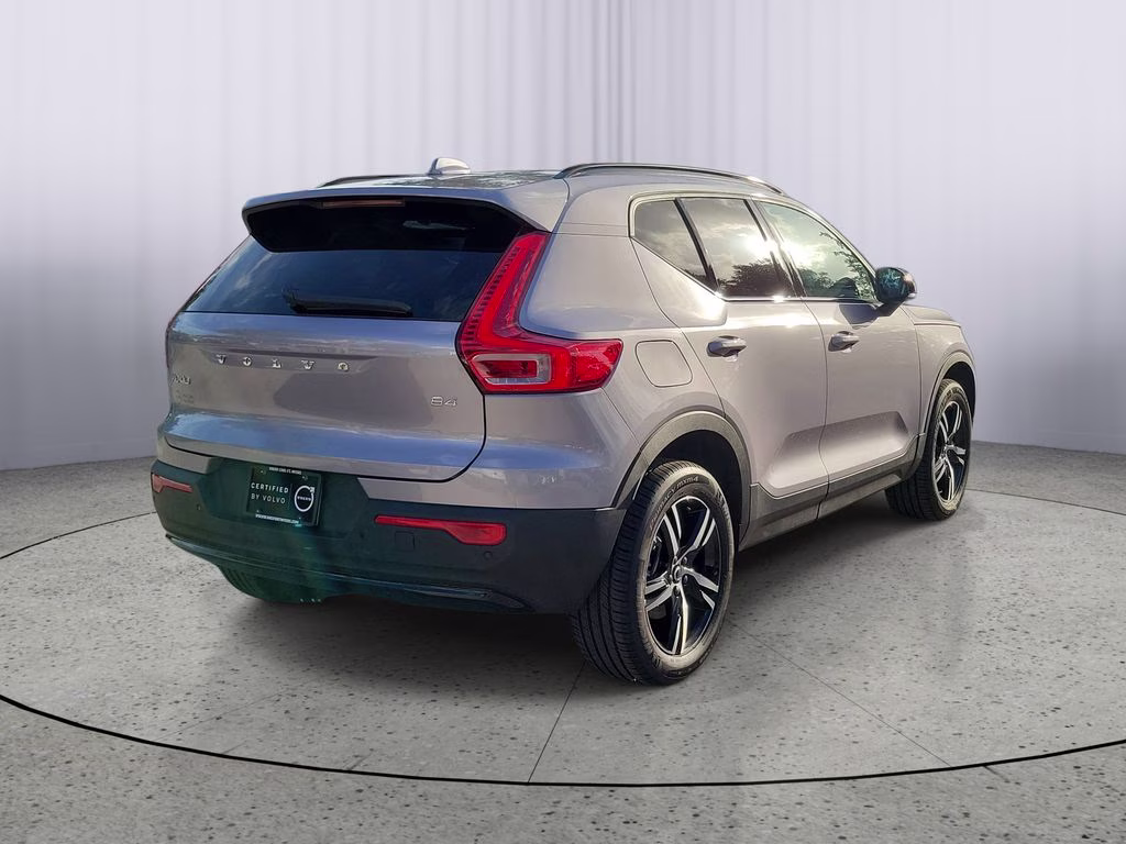 2026 Aurora Silver Volvo XC40 Core FWD SUV