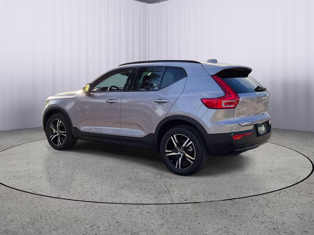 2026 Aurora Silver Volvo XC40 Core FWD SUV